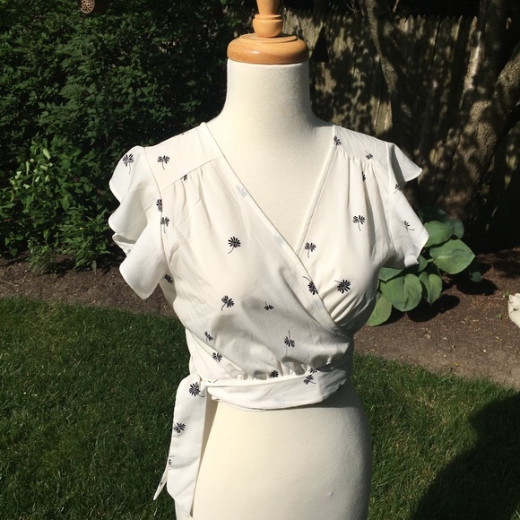 E M Flutter Sleeve Wrap Top - Picture 2 of 4